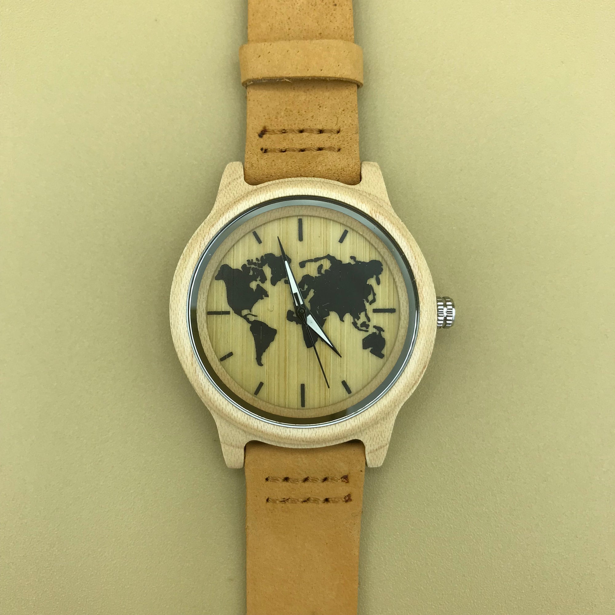 Montre carte du monde en bois